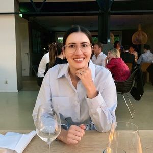 Meet your Posher, Caitlin